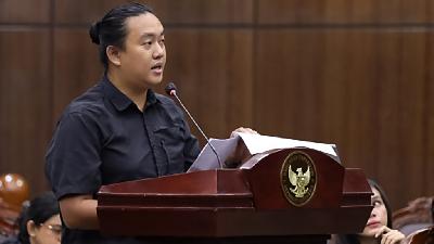 Deputy Coordinator for External Affairs of the Commission for the Disappeared and Victims of Violence (KontraS) Andrie Yunus testifies as a witness in the formal judicial review hearing of Law No. 3 of 2025 on Amendments to Law No. 34 of 2004 on the Indonesian Military (TNI Law), at the Constitutional Court building, March 15, 2025. Constitutional Court Public Relations/Ifa
