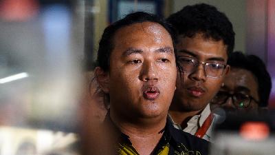 KontraS Head of Legal Division and member of the Advocacy Team for Democracy (TAUD) Andrie Yunus gives a statement during a visit to the Criminal Investigation Agency (Bareskrim) building at National Police Headquarters, Jakarta, Monday, June 16, 2025. Tempo/Martin Yogi Pardamean
