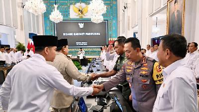 President Prabowo Subianto, accompanied by Vice President Gibran Rakabuming Raka, greets members of the Red and White Cabinet during a plenary cabinet meeting at the State Palace, Jakarta, March 13, 2026. BPMI Setpres/Cahyo