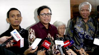 Imparsial Director Al Araf and Amnesty International Indonesia Executive Director Usman Hamid (center) answer questions from journalists after a hearing with House of Representatives Commission I on the TNI Law Revisions at the Parliament Complex, Senayan, Jakarta, March 18, 2025. Tempo/Amston Probel