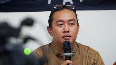 Deputy Coordinator for External Affairs of the Commission for the Disappeared and Victims of Violence (KontraS) Andrie Yunus during a press conference themed “Soeharto’s Sins in the Issue of Impunity and Human Rights Violations,” organized by the Civil Society Movement to Bring Soeharto to Justice (GEMAS) at the KontraS office, Senen, Central Jakarta, November 3, 2025. Tempo/Ilham Balindra