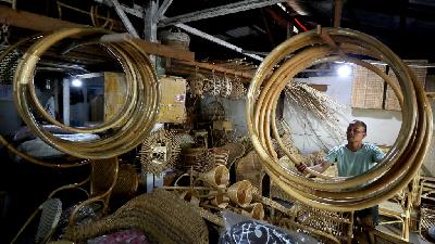 A craftsman makes rattan handicrafts in Grogol, Jakarta, Wednesday, September 17, 2025. Tempo/Martin Yogi Pardamean