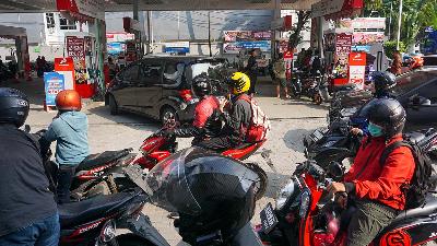 Motorists queue for fuel at the Pertamina Coco Cikini gas station, Menteng, Jakarta, March 31, 2026. State Secretary Prasetyo Hadi stated that there has been no increase in fuel prices—both subsidized and non-subsidized—as of April 1, 2026. Tempo/Ilham Balindra