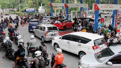 Residents queue to buy fuel at a gas station on Mayjend Sutoyo Street, Kampungkali, Semarang, Central Java, March 31, 2026. Tempo/Budi Purwanto