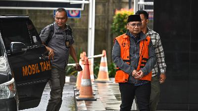 Yaqut Cholil Qoumas arrives to be detained again at the KPK Red and White detention center, Jakarta, March 24, 2026. Tempo/Martin Yogi Pardamean
