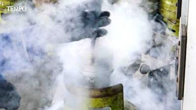 Pekerja mengisi tabung gas elpiji di SPBE Bumi Mitra Wira Ulujami, Jakarta, 23 Desember 2025.
Pertamina mengaktifkan Satgas Nataru sejak 13 November 2025 hingga 11 Januari 2026 untuk memenuhi kebutuhan masyarakat yang diproyeksikan konsumsi gasoline naik 3,2 persen dan penyaluran elpiji diperkirakan meningkat 7,2 persen selama periode libur Natal 2025 dan Tahun Baru 2026. Tempo/Ilham Balindra