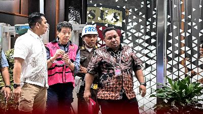 Samin Tan (second from left) after undergoing questioning at the Attorney General’s Office, Jakarta, March 28, 2026. Antara/Sulthony Hasanuddin