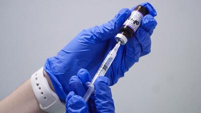 Measles (Measles Rubella) vaccine before being administered to toddlers at Kebayoran Lama Community Health Center, Jakarta, April 16, 2026. Tempo/Martin Yogi Pardamean