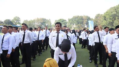 Government contract employees (PPPK) attend an inauguration and oath-taking ceremony at Ahmad Yani Square, Tangerang City, May 5, 2025. tangerangkota.go.id