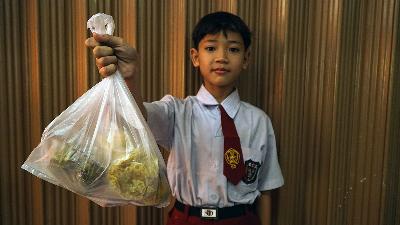 A student shows the contents of a Free Nutritious Meal (MBG) package at State Elementary School (SDN) Slipi 15, Palmerah, West Jakarta, February 26, 2026. Tempo/Martin Yogi Pardamean