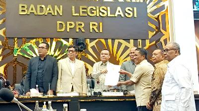 Deputy Speaker of the House of Representatives Sufmi Dasco Ahmad leads the first-level approval of the Domestic Workers Protection Bill in a Legislative Body meeting in Jakarta, April 20, 2026. Tempo/Dian Rahma