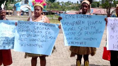 Indigenous communities from 13 clans stage a protest in front of the Boven Digoel Regent’s Office, South Papua, November 4, 2025. Doc. Pusaka
