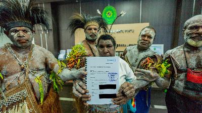 The Malind Indigenous community files a lawsuit against the environmental feasibility permit for the planned construction of a 135-kilometer access road, issued by the Regent of Merauke, at the Jayapura Administrative Court (PTUN), March 5, 2026. pusaka.or.id