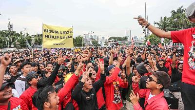 Protesters during the International Workers’ Day or May Day commemoration in front of the DPR/MPR RI building, Jakarta, May 1, 2026. The demonstration, comprising several labor unions and students, voiced a number of demands, including the passage of the Manpower Bill, the abolition of outsourcing, and the rejection of low wages. Tempo/Muhammad Zaki Fauzi