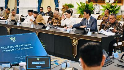 President Prabowo Subianto chairs a limited meeting with several Red-and-White Cabinet ministers and the Financial System Stability Committee at Merdeka Palace, Jakarta, May 5, 2026. Presidential Secretariat Press Bureau/Laily Rachev