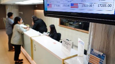A monitor screen displaying U.S. dollar buying and selling rates at a foreign exchange service office in Jakarta, April 27, 2026. Tempo/Martin Yogi Pardamean