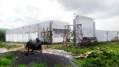 A Red-and-White Village Cooperative building amid a sugarcane plantation in Tumpeng Village, Candipuro District, Lumajang, East Java, May 7, 2026. Tempo/David Priyasidharta