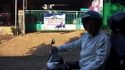 A notice posted on the fence of the Ndholo Kusumo Islamic boarding school after allegations of sexual violence surfaced in Tlogosari Village, Pati Regency, Central Java, May 8, 2026. Tempo/Budi Purwanto