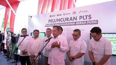 Indonesian Cooperatives and SMEs Minister Ferry Joko Juliantono and Riau Islands Vice Governor Nyanyang Haris during the launch of the Merah Putih Village/Subdistrict Cooperative (KDKMP) Solar Power Plant on Sembur Laut Island, Galang Baru Subdistrict, Batam, Riau Islands Province, December 20, 2025. Photo: Uya/kepriprov.go.id