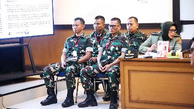 Defendants in the acid attack case against KontraS activist Andrie Yunus—(from left) First Lieutenant Budi Heriyanto Dwi Cahyono, Second Sergeant Edi Sudarko, Captain Nandala Dwi Prasetia, and First Lieutenant Sami Lakka—at Military Court II-08, Jakarta, May 7, 2026. Tempo/Muhammad Zaki Fauzi