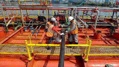 Workers fill crude palm oil (CPO) into tanker trucks at Tanjung Priok Port, Jakarta, August 4, 2022. Tempo/Tony Hartawan