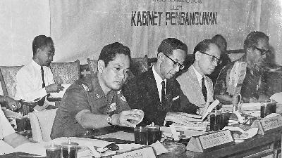 Sumitro Djojohadikusumo (second left) during a plenary session of the First Development Cabinet with President Soeharto at Bina Graha, Jakarta, June 19, 1968. National Library Collection/Repro Tempo/Charisma Adristy