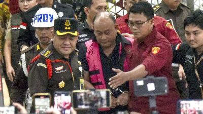 Former National Nutrition Agency (BGN) Chief Dadan Hindayana officially wears a detainee vest after questioning at the Office of the Deputy Attorney General for Special Crimes, Attorney General’s Office, Jakarta, June 3, 2026. Tempo/Imam Sukamto