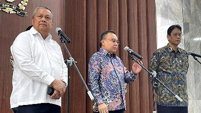 Bank Indonesia Governor Perry Warjiyo, House of Representatives Deputy Speaker Sufmi Dasco Ahmad, and Finance Minister Purbaya Yudhi Sadewa at the House of Representatives complex, Jakarta, June 6, 2026. Tempo/Anastasya Lavenia