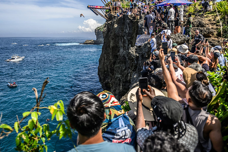Kompetisi Cliff Diving Internasional Perdana di Broken Beach Bali
