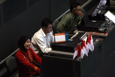 Pialang saham bertransaksi di Bursa Efek Jakarta, Kamis (24/9). Indeks harga saham ditutup menguat 11,916 poin ke level 2.468,902. (TEMPO/Panca Syurkani)