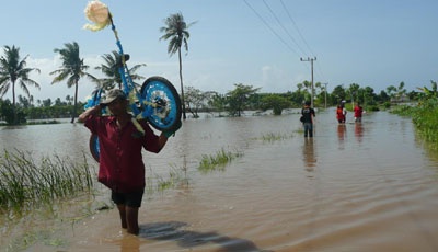 Banjir melanda Dusun Pakis Rowo, Kelurahan Pakis, Banyuwangi, Jawa Timur. TEMPO/IKA NINGTYAS