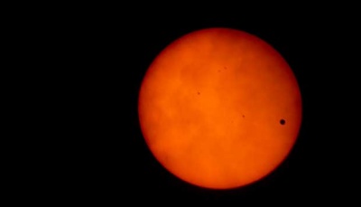 Planet Venus melintas di depan Matahari terlihat dengan teleskop di Jogja Astro Club, kelurahan Condong Catur, kecamatan Depok, kabupaten Sleman, Yogyakarta, Rabu (6/6). TEMPO/Suryo Wibowo