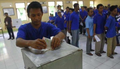 Narapidana di Lembaga Pemasyarakatan Bulak Kapal, menyampaikan hak pilihnya dalam Pilkada Kota Bekasi, Minggu (16/12). TEMPO/Hamluddin