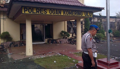 Kondisi kantor Polres Ogan Komering Ulu pada Jumat (8/3) pagi, pascapenyerangan oleh puluhan prajurit TNI kemarin. TEMPO/Parliza Hendrawan