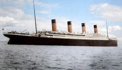 Editor foto asal Rusia, Anton Logvynenko memberi warna pada foto hitam putih kapal Titanic. Titanic tenggelam pada pelayaran pertamanya karena menabrak gunung es. dailymail.co.uk