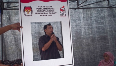 Taufik Basari, caleg Partai Nasional Demokrat di sela-sela pemeberian penyuluhan tentang pemilu di Kawasan Kecubung, Jakarta, Minggu (09/03). Dia aktif melawan korupsi dan menegakan HAM. Tempo/Dian Triyuli Handoko