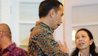 Jokowi bicara kepada kepala tim transisi Rini MS Suwandi, usai bacakan susunan kabinetnya, di Kantor Transisi Jokowi-JK, Jakarta, 15 September 2014. TEMPO/Imam Sukamto