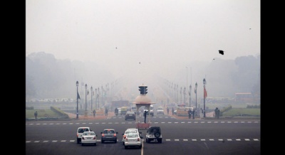 Asap dan kabut menyelimuti kawasan Rajpath di New Delhi, India, 6 April 2015. WHO mengatakan, sekitar 620 ribu orang di India meninggal setiap tahunnya akibat penyakit terkait polusi. AP/Tsering Topgyal