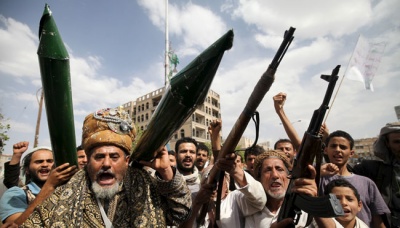 Pemberontak Houthi memegang rudal dan senapan sambil meneriakkan slogan anti-PBB saat unjuk rasa di Sanaa, Yaman, 5 Juli 2015. Mereka memprotes dukungan PBB terhadap Presiden Abd-Rabbu Mansour Hadi yang sedang dalam pengasingan. REUTERS/Mohamed al-Sayaghi
