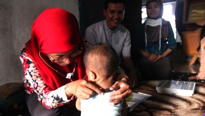 Sejumlah peserta program "Pencerah Nusantara" mengobati bayi penderita gizi buruk.  Tempo/Aditia Noviansyah