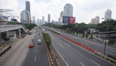 Kendaraan melintas Jalan Gatot Subroto dan tol dalam kota di Jakarta, 9 Desember 2015. Suasana di sejumlah jalan protokol di Jakarta terlihat lengang dikarenakan hari libur nasional pilkada serentak. ANTARA/Akbar Nugroho Gumay