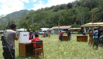 Suasana pemungutan suara sistem noken saat Pilkada serentak di distrik Kurima, Kabupaten Yahukimo, Papua, 9 Desember 2015. Distrik Kurima terletak di perbatasan wilayah kabupaten Jayawijaya . TEMPO/Maria Hasugian 