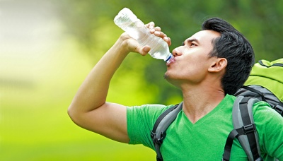 Ilustrasi minum air mineral. Shutterstock