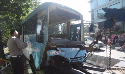 Evakuasi yang dilakukan petugas terhadap bus Transjakarta yang mengalami kecelakaan di Warung Buncit, Jakarta, Selasa (7/6). Seluruh penumpang dan sopir selamat dalam kecelakaan yang diduga akibat sopir hilang kendali sehingga menabrak pembatas jalan dan pohon yang kemudian mengakibatkan bus terguling. Antara/Akbar Nugroho Gumay