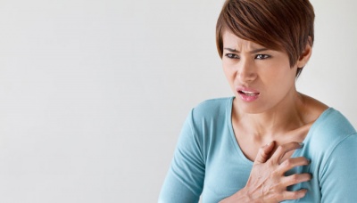 Ilustrasi wanita sakit jantung atau sakit memegang bagian dada. shutterstock.com