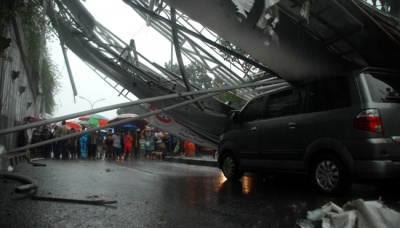 Jembatan Penyeberangan Orang (JPO) rubuh menimpa kendaraan di Pasar Minggu, Jakarta, 24 September 2016. ANTARA FOTO