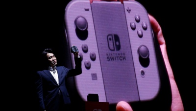 Yoshiaki Koizumi, menjelaskan produk terbaru Nintendo Switch dalam acara perkenalannya di Tokyo, Jepang, 13 Januari 2017. Konsol lepas-pasang itu oleh Nintendo bakal dijual dengan harga rekomendasi 300 dollar AS (sekitar Rp 4 juta). REUTERS/Kim Kyung-Hoon