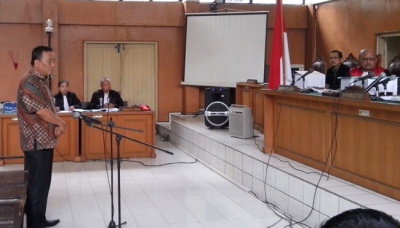 Zulfikar Muharrami,Terdakwa penyuap bupati banyuasin Yan Anton Ferdian mendengarkan pembacaan vonis di PN Palembang. Mejelis memvonisnya 18 bulan penjara karena terbukti memberi suap. TEMPO/Parliza Hendrawan