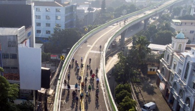 Puluhan pesepeda melintasi jalan layang non tol (JLNT) Koridor XIII Transjakarta Ciledug-Tendean di Jakarta, 26 Februari 2017. ANTARA/Sigid Kurniawan