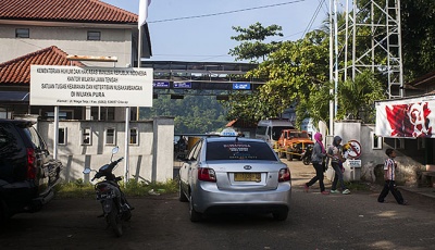 Gerbang masuk menuju Pulau Nusakambangan, Kabupaten Cilacap, Jawa Tengah, Dok. TEMPO/Suryo Wibowo